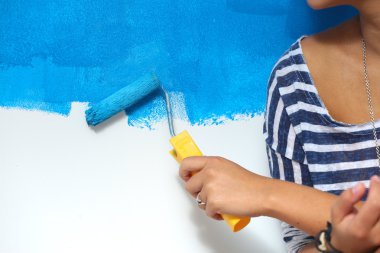 kadın ressam boyama sonra duvara yakın katta oturan portresi.