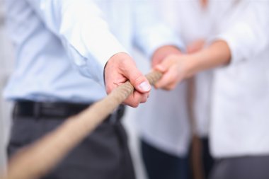 Bir öğe üzerinde ön plan çalışması olarak bir ip kullanarak iş takım kavramı görüntü