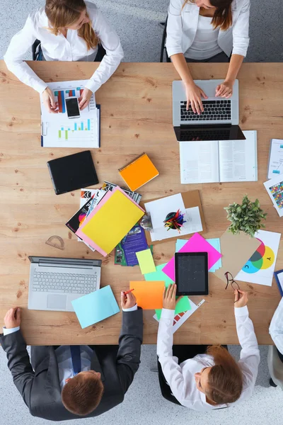 Gente de negocios sentada y discutiendo en la reunión de negocios, en la oficina — Foto de Stock