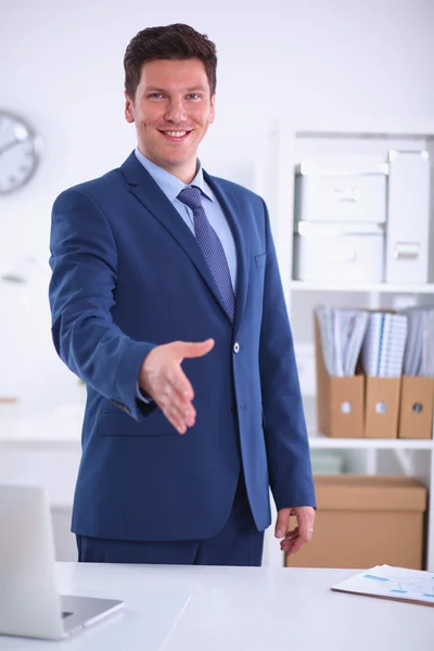 Concepto de negocio y oficina - hombre de negocios guapo con la mano abierta lista para el apretón de manos —  Fotos de Stock