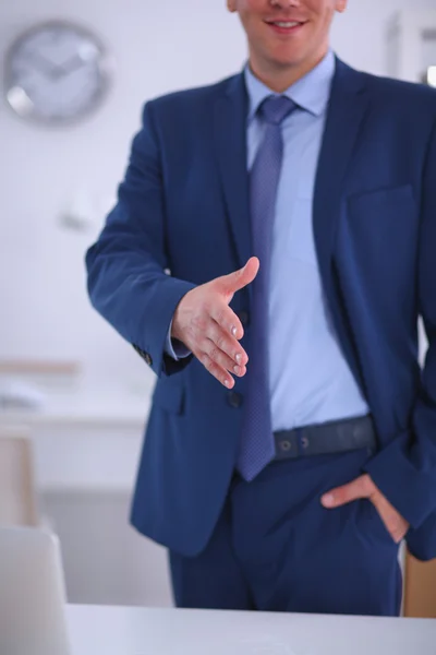 Företag och kontor koncept - stilig affärsman med öppen hand redo för handskakning — Stockfoto