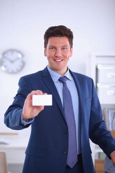 Portrait of young man holding blank white card — Stock Photo, Image