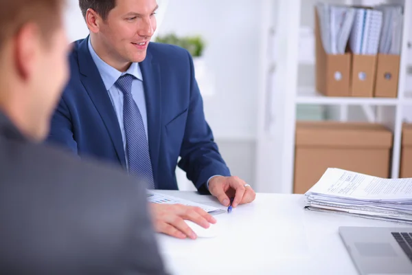 Les gens d'affaires qui travaillent avec un ordinateur portable dans un bureau — Photo