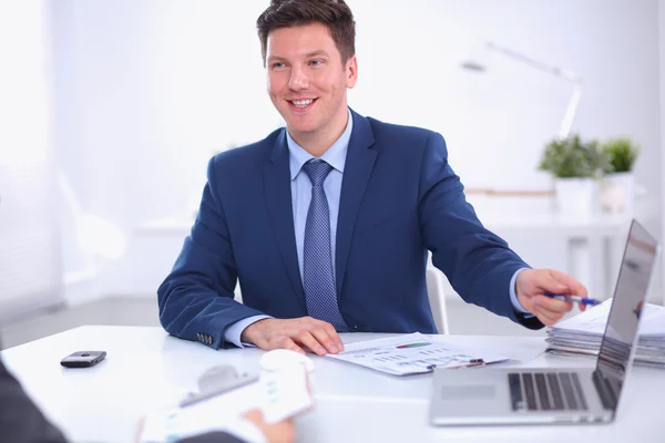 Zakenmensen die met een laptop in een kantoor werken — Stockfoto