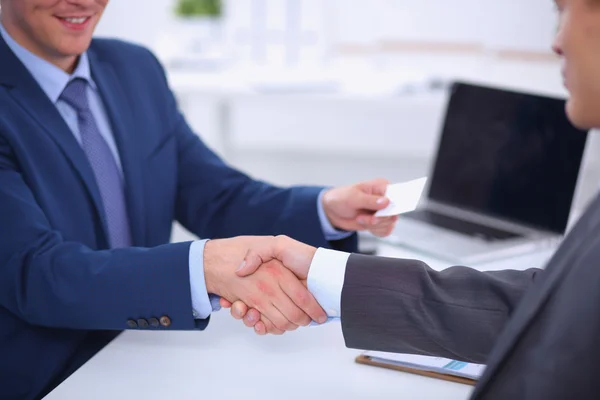 Gente de negocios dándose la mano, terminando una reunión — Foto de Stock