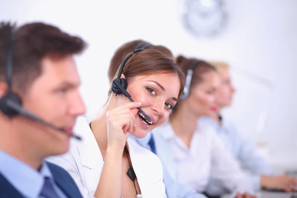 Attraktives Lächeln positiver junger Geschäftsleute und Kollegen in einem Callcenter-Büro — Stockfoto