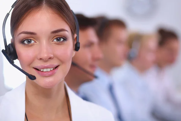 Atraente Sorrindo positivo jovens empresários e colegas em um escritório de call center — Fotografia de Stock