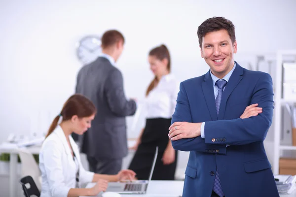 Empresário de sucesso em pé com o seu pessoal no escritório — Fotografia de Stock