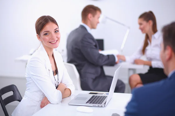 Hermosos jóvenes empresarios con colegas discutiendo en el fondo — Foto de Stock