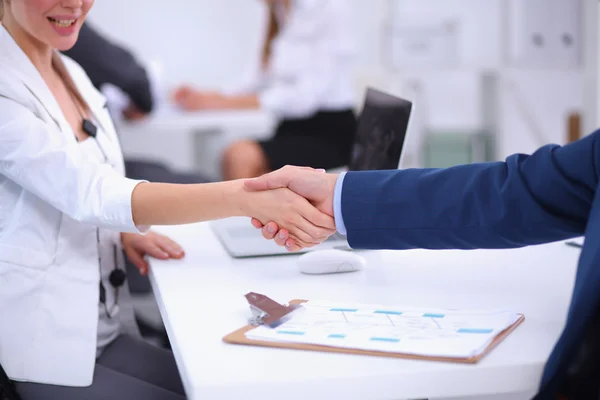 Gente de negocios dándose la mano, terminando una reunión —  Fotos de Stock