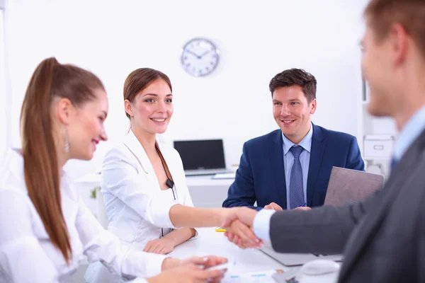 Zakenmensen schudden elkaar de hand, ronden een vergadering af — Stockfoto