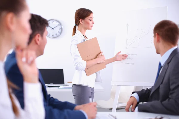 Gente de negocios sentada y discutiendo en la reunión de negocios, en la oficina —  Fotos de Stock