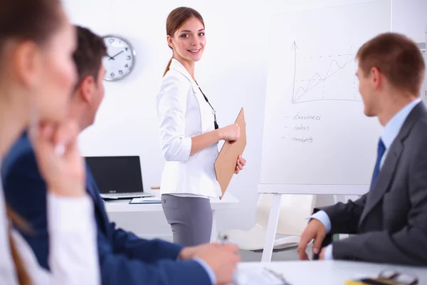 Gente de negocios sentada y discutiendo en la reunión de negocios, en la oficina — Foto de Stock