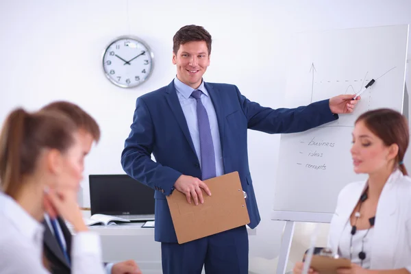 Uomini d'affari che siedono e discutono alla riunione di lavoro, in ufficio — Foto Stock