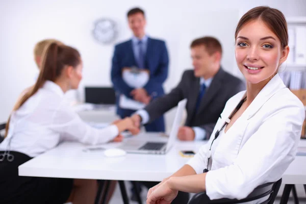 Zakenmensen schudden elkaar de hand, ronden een vergadering af — Stockfoto