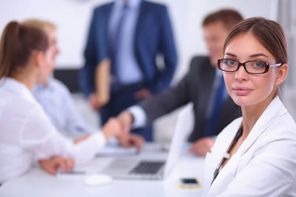 Gente de negocios dándose la mano, terminando una reunión — Foto de Stock