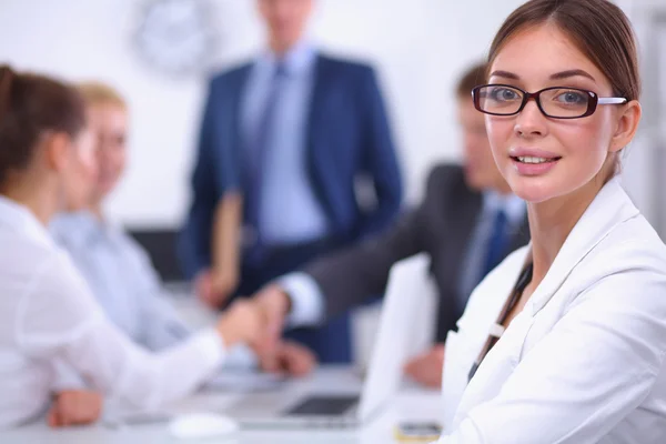 Zakenmensen schudden elkaar de hand, ronden een vergadering af — Stockfoto