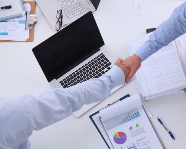 Zakenmensen schudden elkaar de hand, ronden een vergadering af — Stockfoto