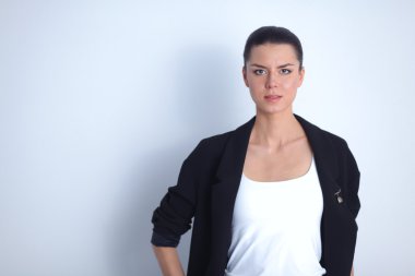 ayakta, gri arka plan üzerinde izole genç kadın