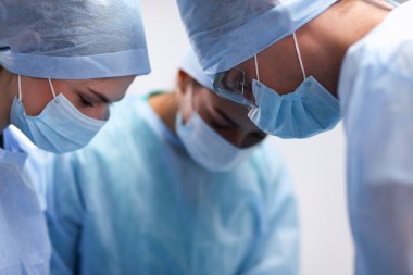 Ekip cerrahı ameliyathanede..