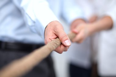 Bir öğe üzerinde ön plan çalışması olarak bir ip kullanarak iş takım kavramı görüntü