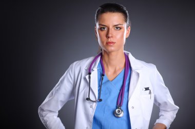 Steteskopu olan genç doktor kadın gride izole edilmiş.