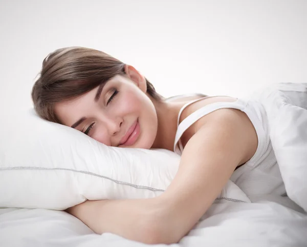 Belle fille dort dans la chambre, couchée sur le lit — Photo