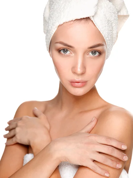 Piękna kobieta z ręcznikiem na głowie — Zdjęcie stockowe
