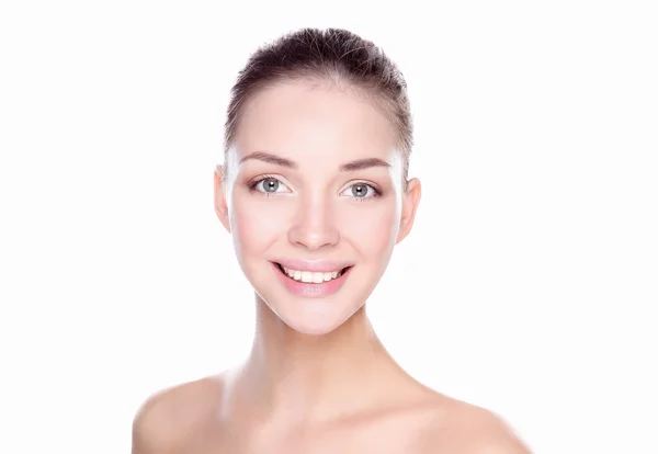 Retrato de cerca de la hermosa cara de mujer joven. Aislado sobre fondo blanco. —  Fotos de Stock