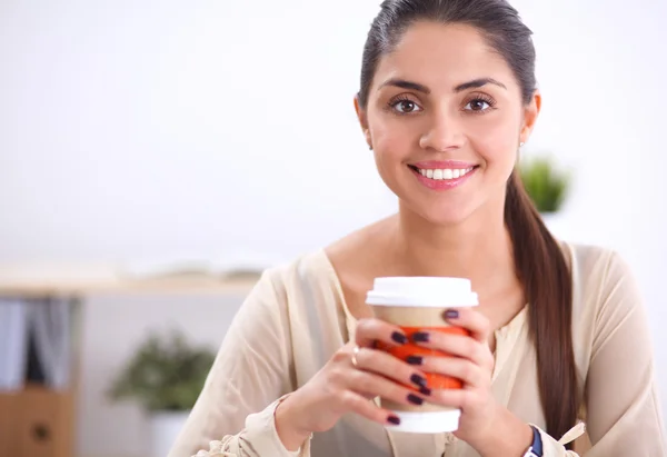 Mooie zakenvrouw genieten van koffie in helder kantoor — Stockfoto