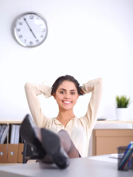 Biznes kobieta relaks z rękami za głową i siedzi na krześle biurowym — Zdjęcie stockowe