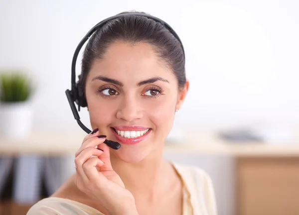 Retrato de primer plano de un agente de servicio al cliente sentado en la oficina — Foto de Stock