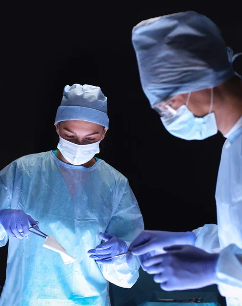 Teamchirurg aan het werk in de operatiekamer. — Stockfoto