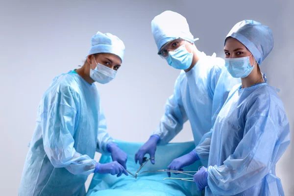 Teamchirurg aan het werk in de operatiekamer. — Stockfoto