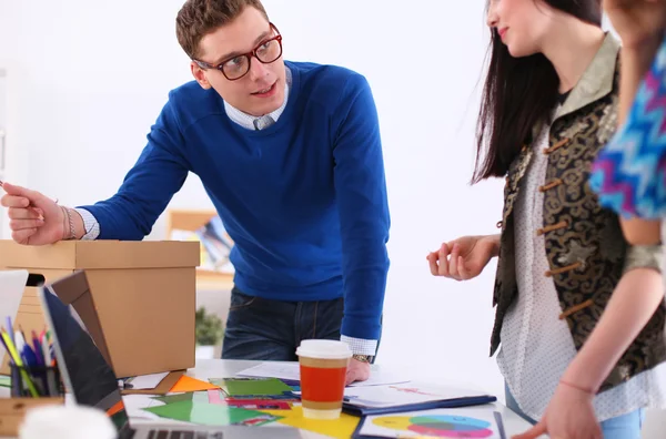 Jeunes entrepreneurs travaillant au bureau sur un nouveau projet — Photo