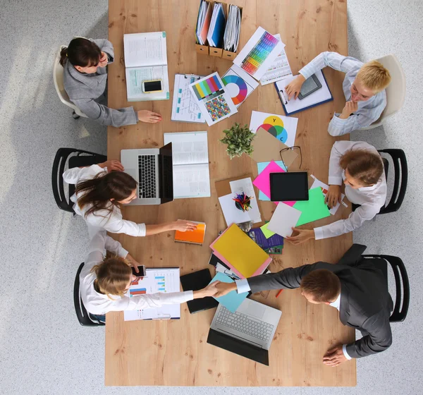 Gente de negocios sentada y discutiendo en la reunión de negocios, en la oficina — Foto de Stock