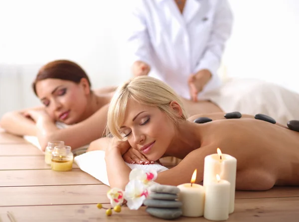 Duas jovens mulheres bonitas relaxando e desfrutando no centro de spa — Fotografia de Stock