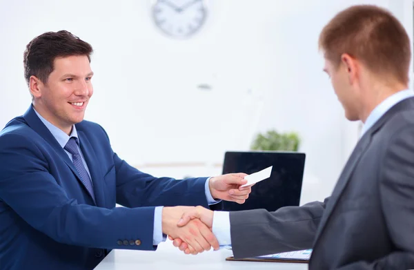 Geschäftsleute arbeiten mit Laptop im Büro — Stockfoto