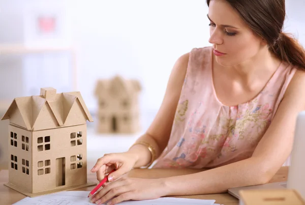 Retrato de una arquitecta con planos en el escritorio en la oficina — Foto de Stock