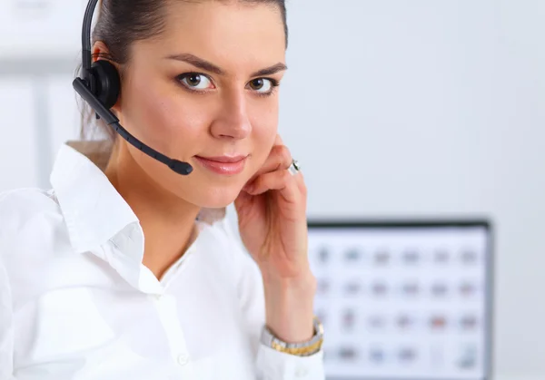 Retrato de primer plano de un agente de servicio al cliente sentado en la oficina — Foto de Stock