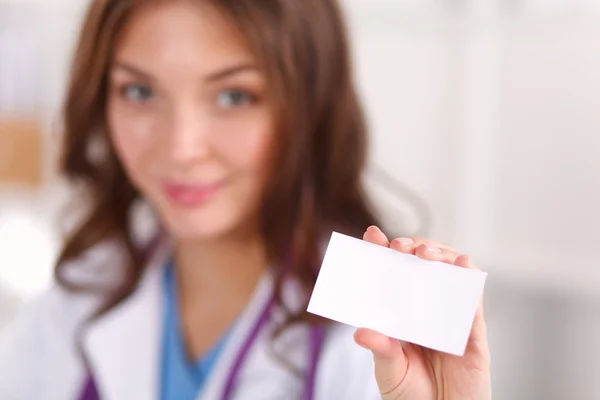 Ärztin mit leerer Karte, isoliert auf weißem Hintergrund — Stockfoto