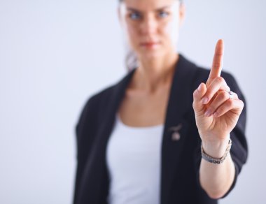 Kadın parmaklarıyla hayali bir ekrana dokunuyor.