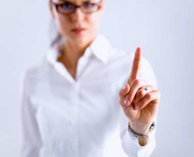 Kadın parmaklarıyla hayali bir ekrana dokunuyor.