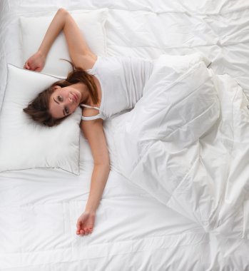 Güzel kız yatakta yatarken yatak odasında, uyuyor