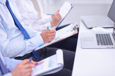 Ofiste dizüstü bilgisayarla çalışan iş adamları