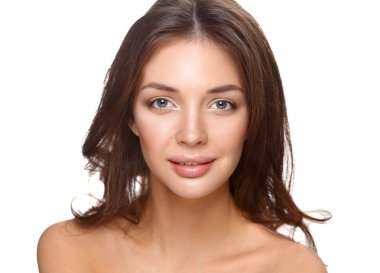 Güzel genç kadın yüzünün yakın portresi. Beyaz arkaplanda izole.