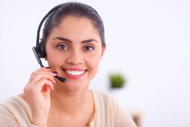 Ofiste oturan bir müşteri hizmetleri ajanının yakın plan portresi.