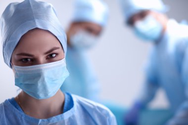 Ekip cerrahı ameliyathanede..