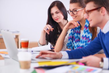 Yeni bir proje üzerinde çalışan genç iş adamları