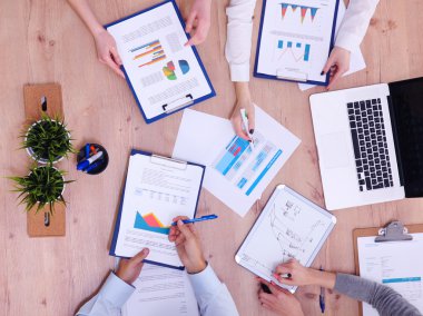 İş adamları iş toplantısında oturup tartışıyor.